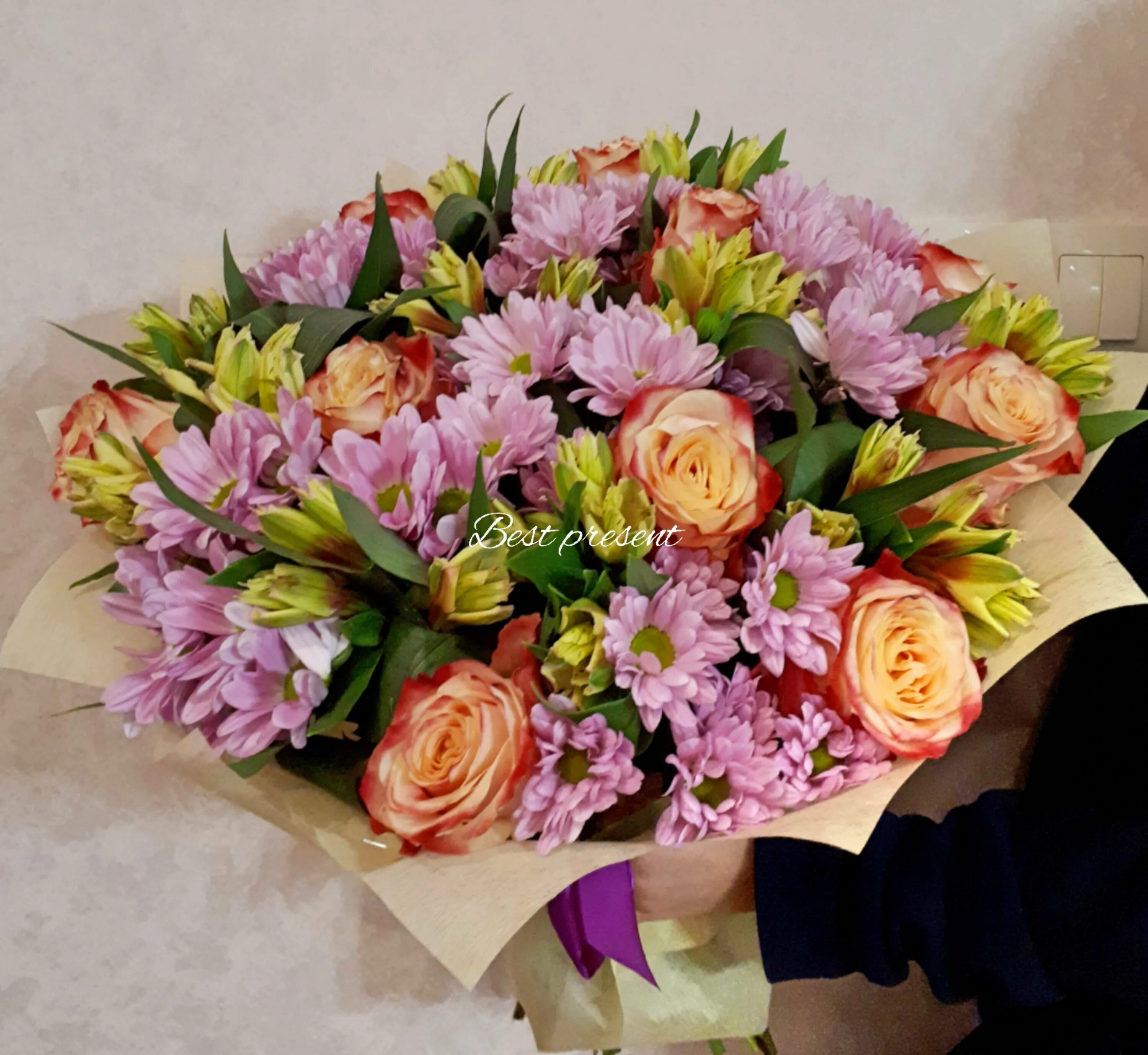 Букет альстромерии и хризантемы. Букет альстромерии и хризантемы. Букет розы хризантемы альстромерии. Букет розы хризантемы альстромерии. Альстромерия и хризантема кустовая букет.