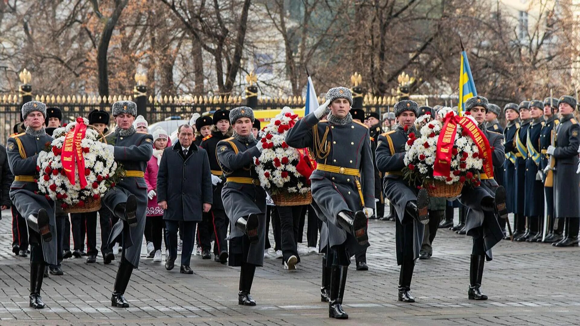 Возложение венков. Возложение венков в Александровском саду. Возложение цветов к могиле неизвестного солдата. Возложение венков к могиле неизвестного солдата.