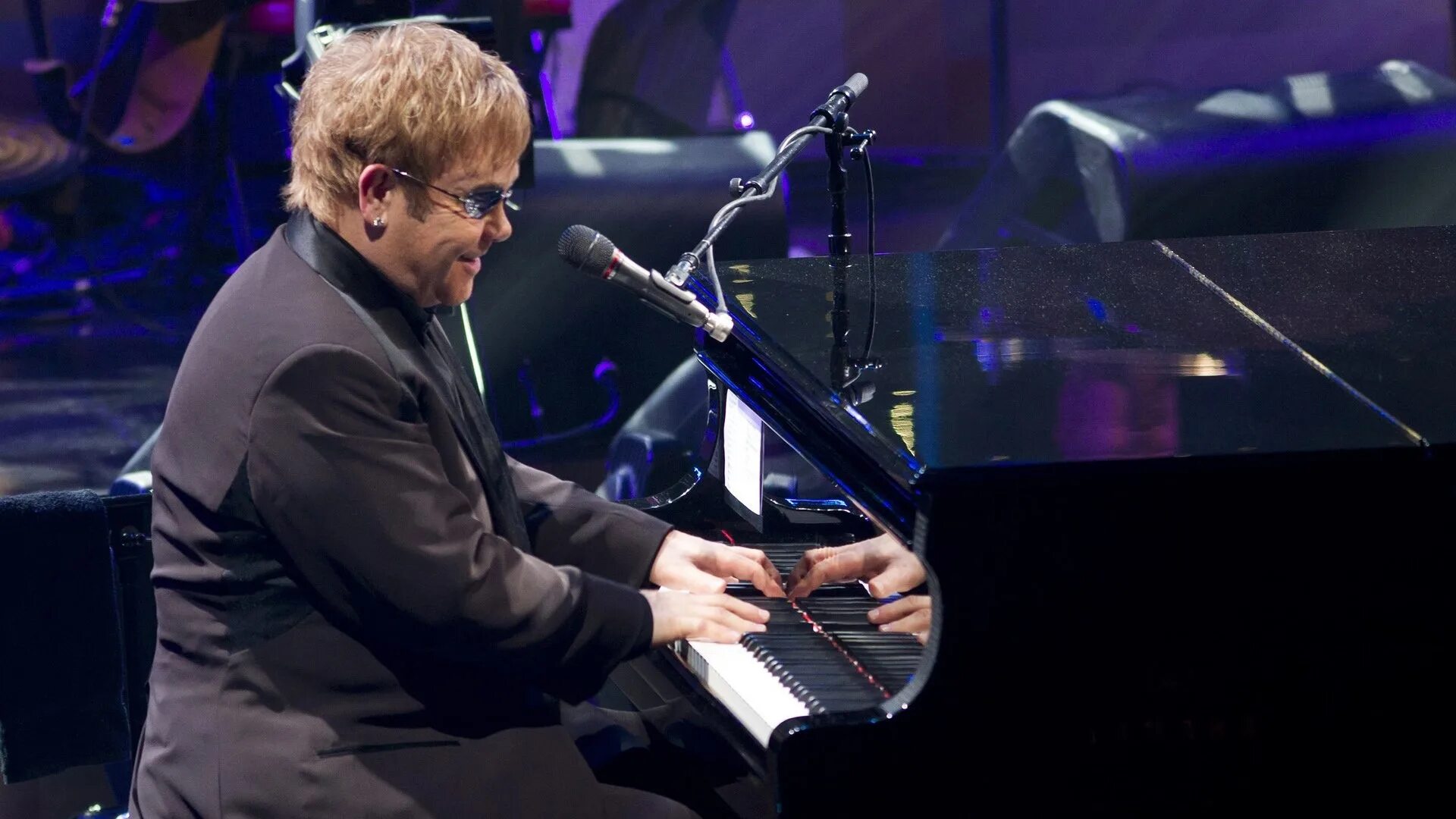 Elton john rock. Элтон Джон. Элтон Джон рояль. Elton John 1995. Элтон Джон за роялем.