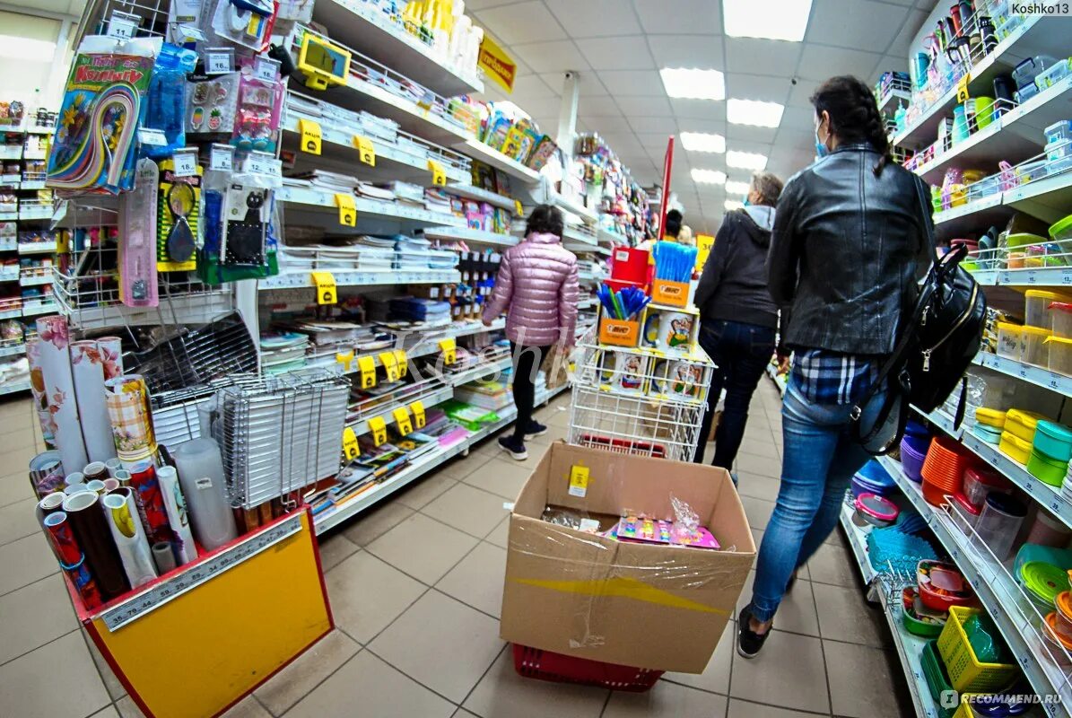 Самые дешевые магазины. Магазин светофор фото. Дешевая продукция. Недорогие продукты. Ассортимент магазина светофор.
