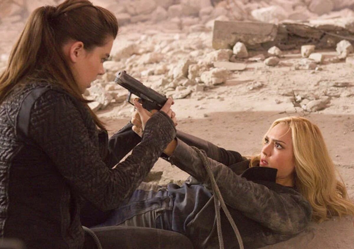 Barely lethal хизер. Особо опасен. Анджелина джоли особо опасен. Анджелина джоли фокс особо опасен. Особа опасна трейлер.