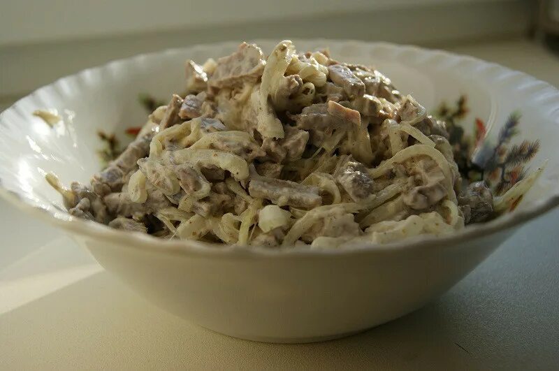 Салат с говядиной и маринованным луком. Мясной салат с луком. Салат мясной дайкон. Мясной салат с луком. Мясной салат с луком.
