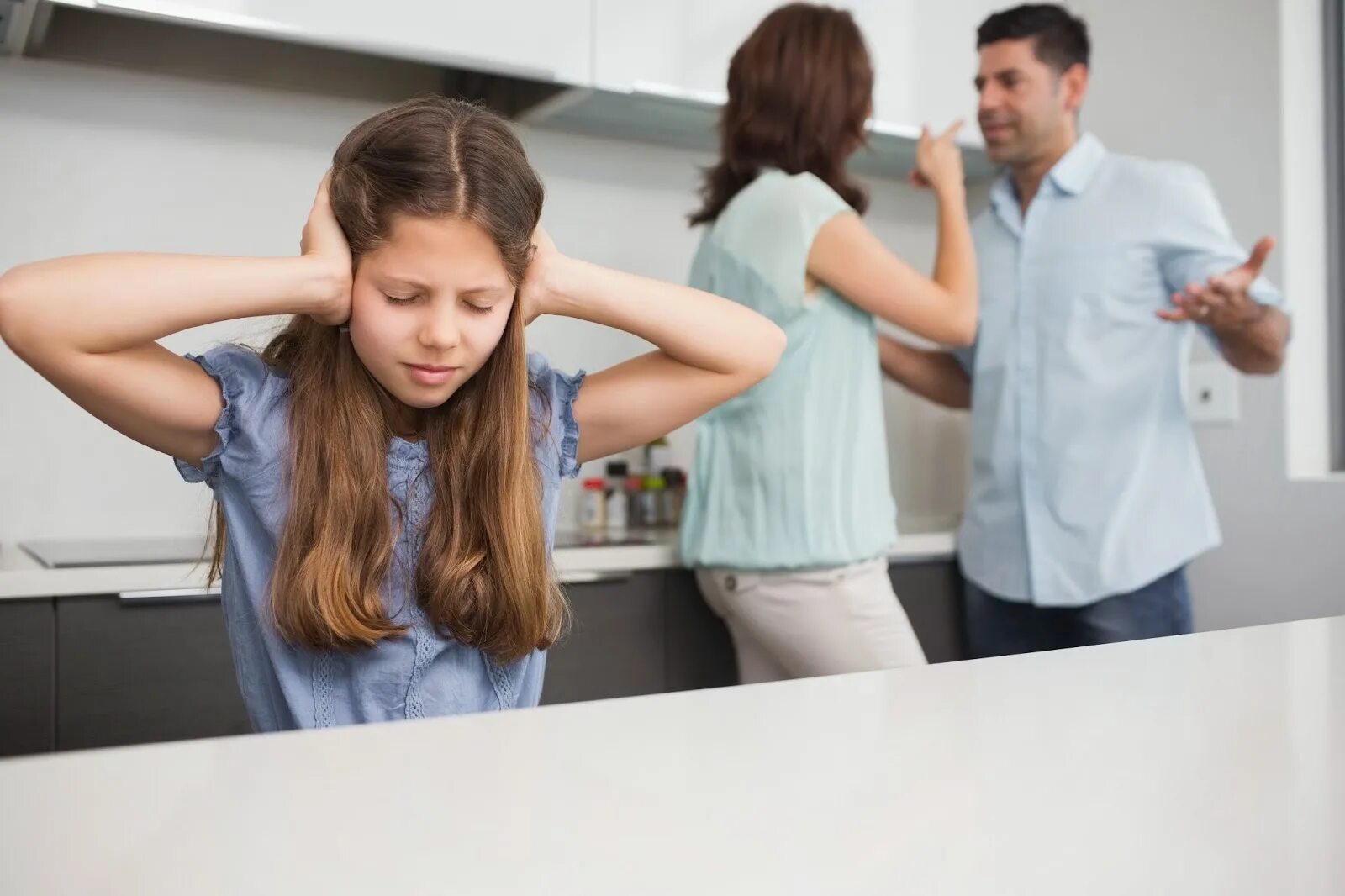 Dysfunctional family. Ссора родителей. Родители ругаются. Родители ругаются на ребенка. Родители спорят.