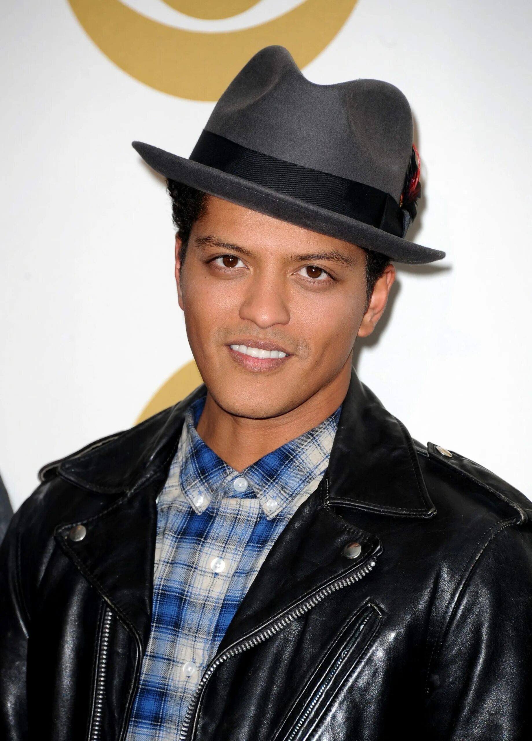 Usher. Эйбел макконен. Группа weekend. Слушать американские певцы. Marc anthony bruno mars.