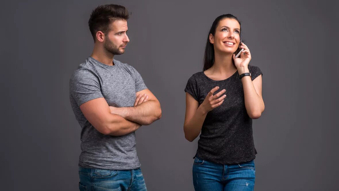 Man looking for relationship. Man looking for relationship. Man looking for relationship. Счастливая пара. Девушка завидует парню.