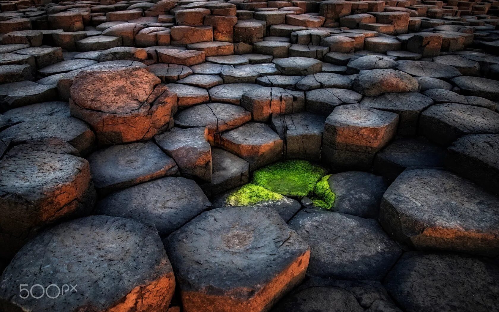 Со stone. Квадратный камень. Каменный стол. Камни в природе. Каменный фон.