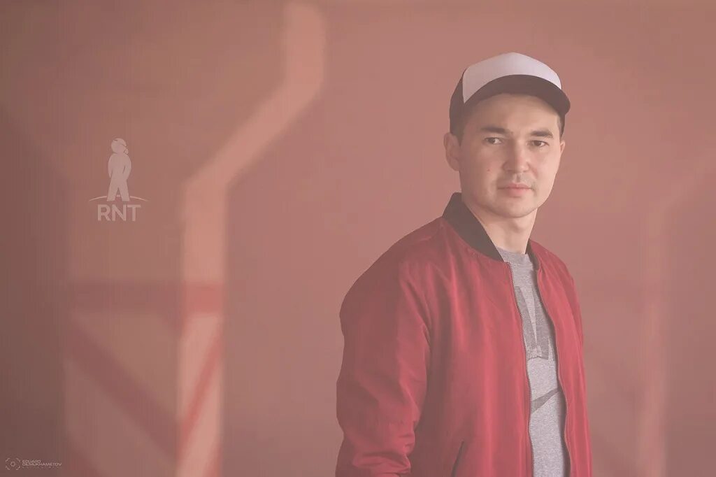 Рнт новости сегодня. Рнт певец. Rnt. Рнт певец. Rnt.