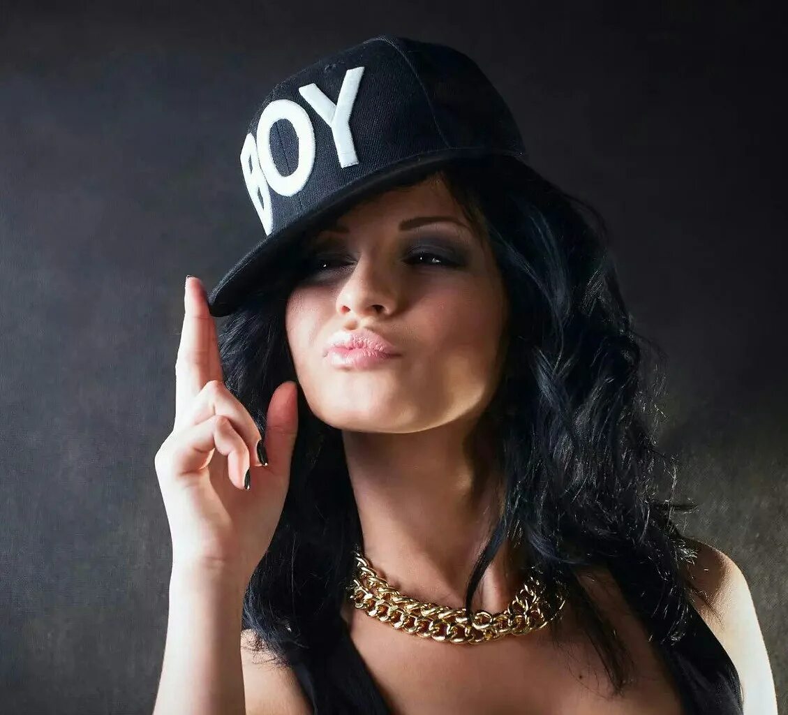 Дерзко форма. Девушка полицейский. Брутальная девушка. Девушка в фуражке. Девушка полицейский.