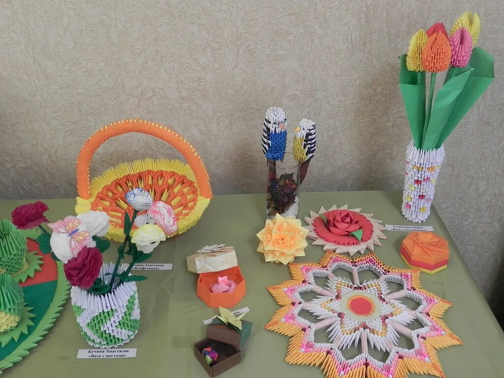 Выставка поделок кружка оригами. Кружок для детей умелые ручки. Кружок оригами в начальной школе выставка работ. Выставка работ кружка. Выставка работ оригами.