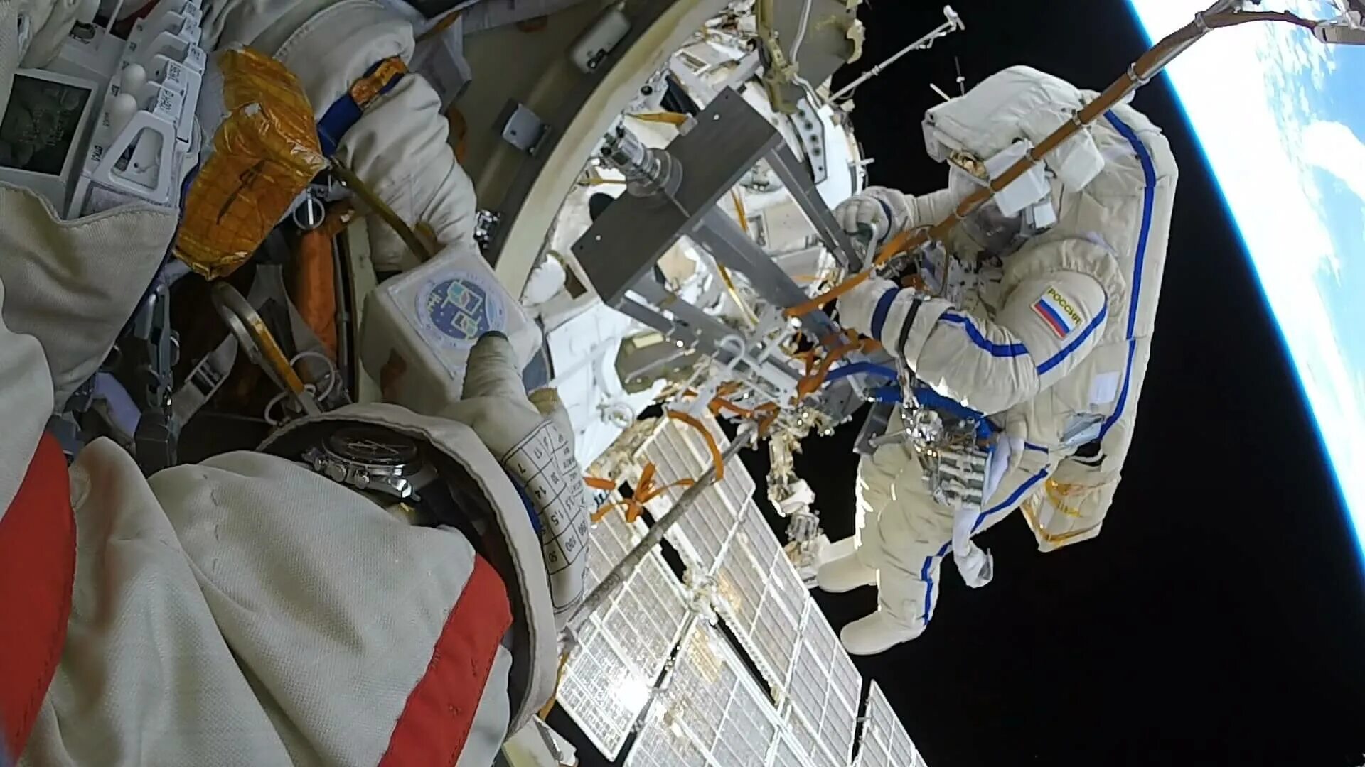 Что делают космонавты на мкс. Космонавты мкс выход в открытый космос. олег артемьев в открытом космосе. снимки космонавтов в открытом космосе. корабль в открытом космосе.