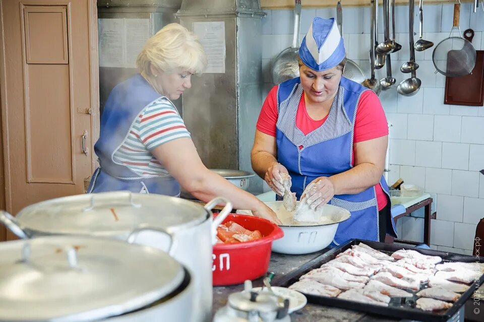 Работница столовой. Кухонные работницы в столовой. Кухонный рабочий. Работница общепита. Посудомойщица камелот