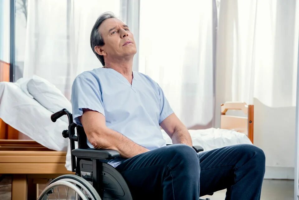 Кресло для больного. Человек в инвалидном кресле в больнице. Пожилые люди на кресле фото в больнице. Фото сидячего человека с больницы.