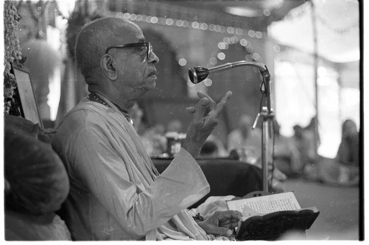 Шрила прабхупада лекции. Шрила прабхупада беседует. Прабхупада шрила бхактиведанта. Шрила прабхупада беседует. Шрила прабхупада беседует.