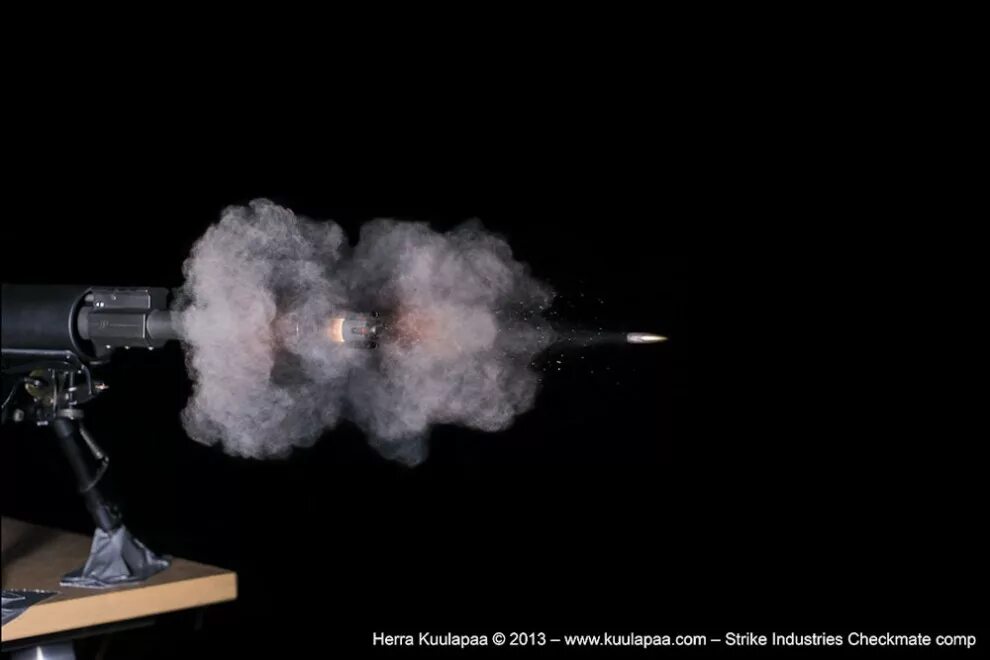 выстрел патрона. выстрел пули. пуля вылетает. полет пули. выстрел из огнестрельного оружия.