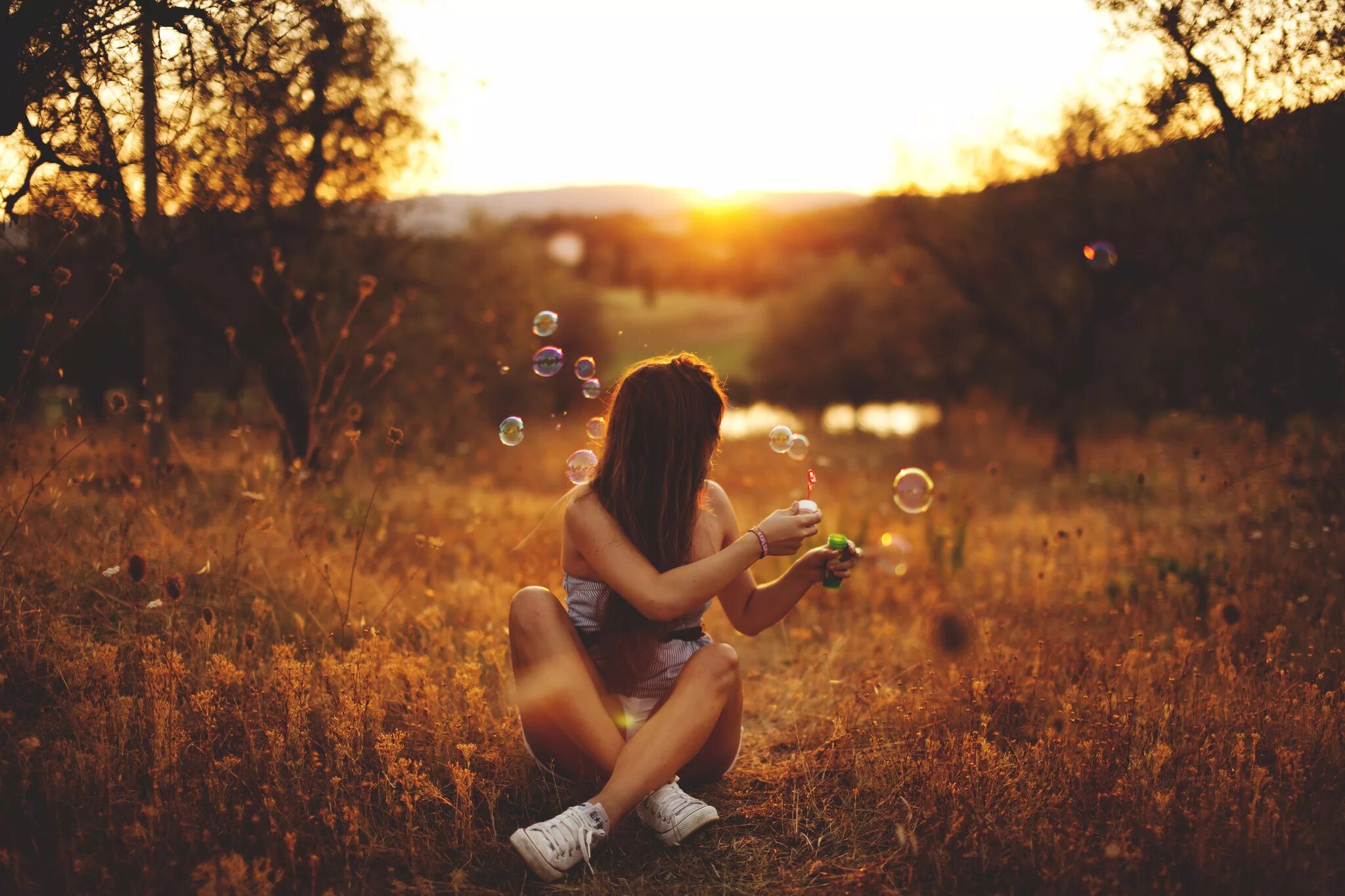 Время на природе со своей. Девушки летом. Девушка с мыльными пузырями. Девушка на природе. Фотосессия на закате.