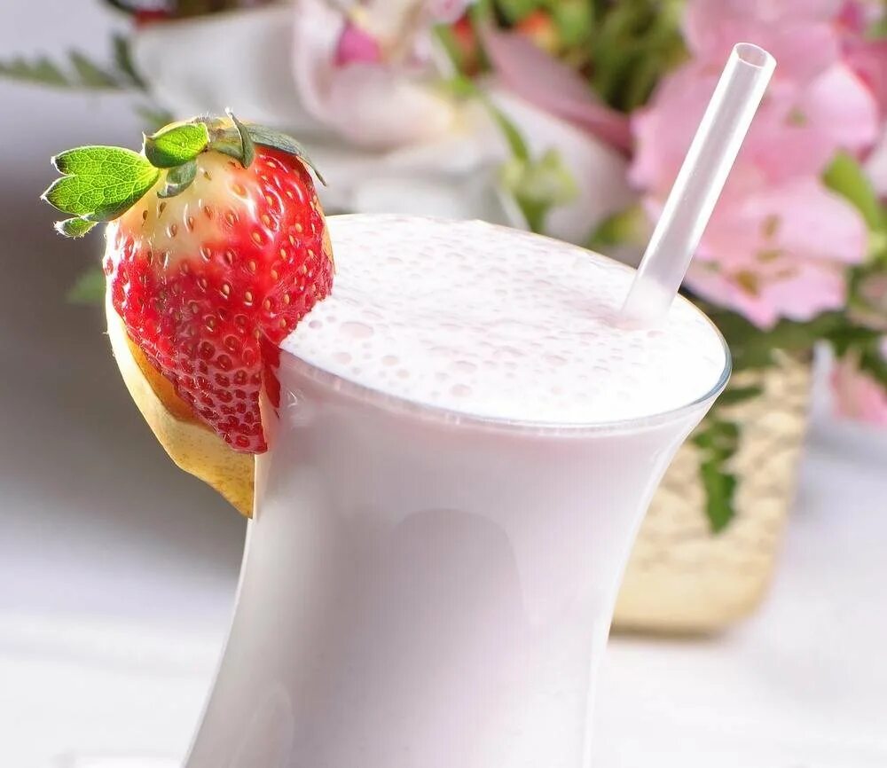 Milkshake перевод. Милк Шейк. Милк Шейк коктейль. Клубничный милкшейк. Коктейль клубничный милкшейк.