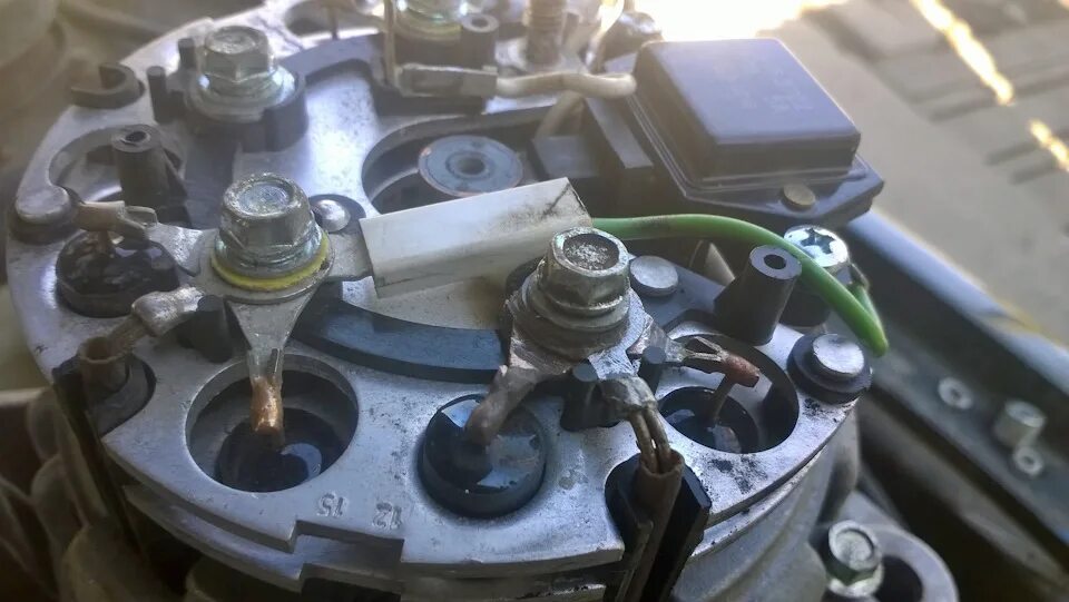 Сломанный генератор жд. Может ли выть генератор автомобиля. Гудит генератор. Почему воет генератор. Шумит генератор.