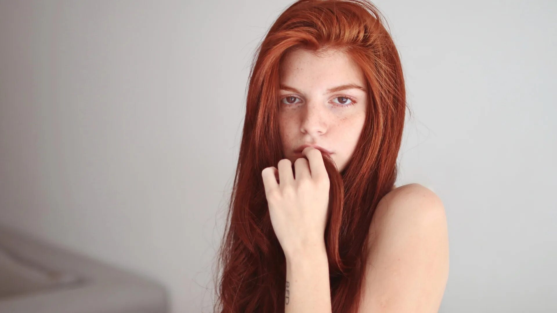 Рыжая девушка кастинг. Миа соллис веснушки. Девушка на диванчике кастинг. Чешские девушки кастинги. Рыжеволосая катрин.