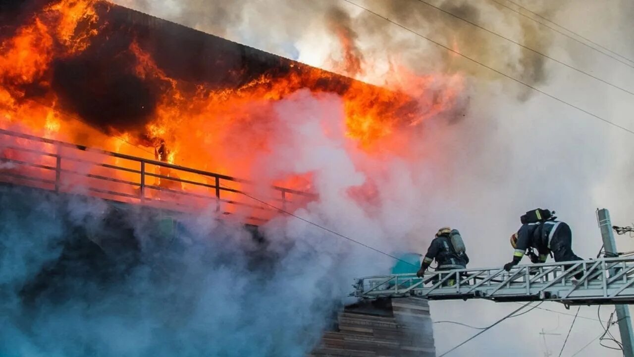 Пожар в дата центре. Пожар в триумфе Омск. Пожар на Вавилова Омск. Пожар в Омске 2020. Пожар в здании.