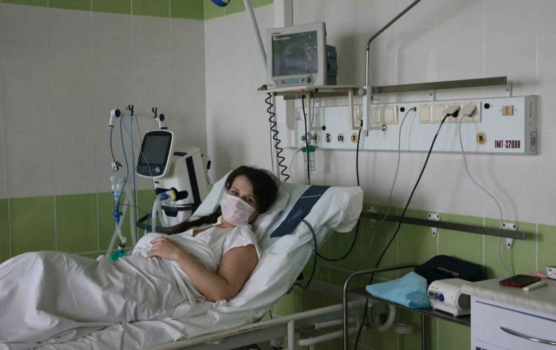Реанимация в больнице после операции. Женщина в больнице в реанимации.