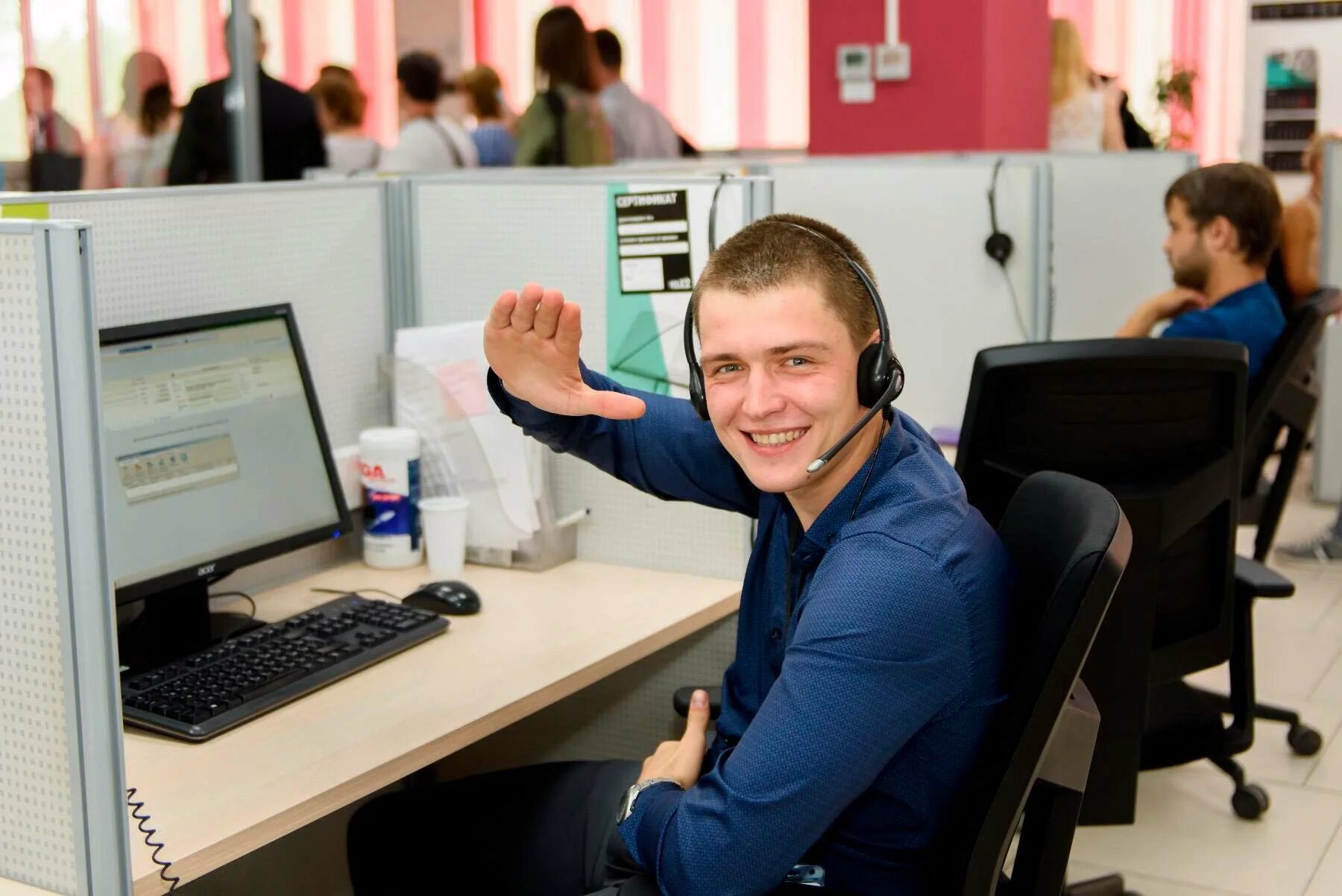 девушка оператор. девушка колл центр. колл центр мужчина. колл центр. контактный центр.