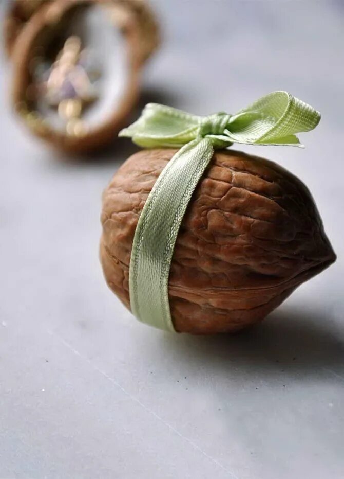 оригинальное предложение руки и сердца. коробочка для колец гроб. кольцо из грецкого ореха. шкатулка гробик для колец. как оригинально подарить кольцо.