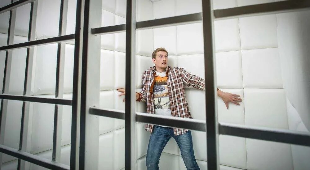 Страх пространств. Страх пространств. Страх открытого пространства. Фобия замкнутого пространства. Клаустрофобия замкнутое пространство.