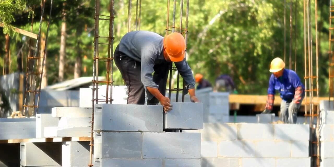 Газоблок. Пеноблок строительный. Строитель с газоблоком. Строители газоблок. Дом из газобетонных блоков.