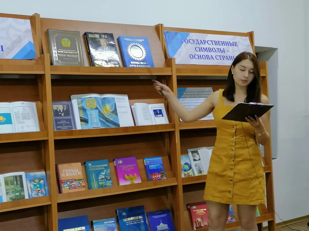 Выставка ко дню гос символах. Книжная выставка к дню независимости в библиотеке. Книжная выставка о казахстане. Казахстан книжная выставка. Название книжной выставки о казахстане.