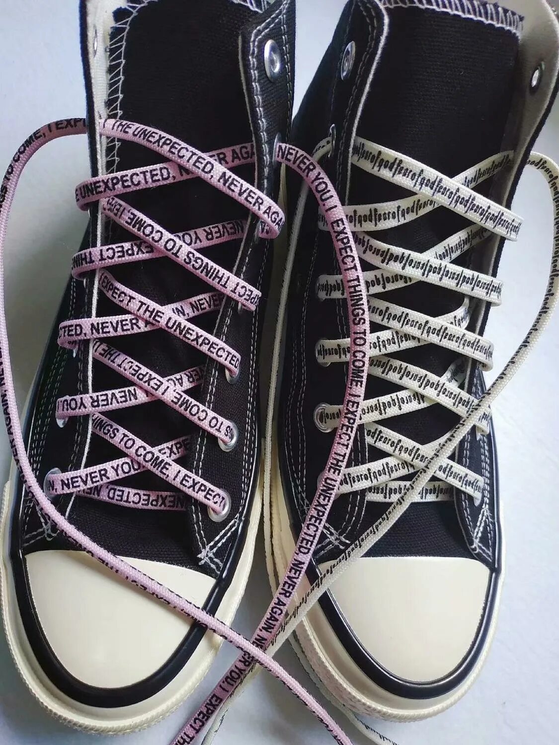 Черно розовые шнурки. Шнурки для черных кроссовок. Розовые шнурки. Шнурки для черных кед. Ботинки с блестящими шнурками.