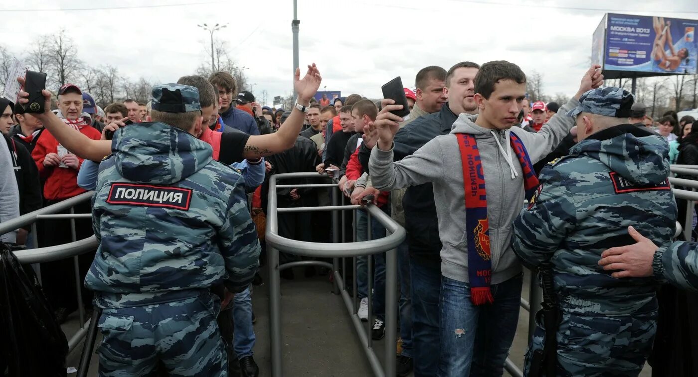 Полиция стадион. Полицейские на стадионе. Полиция на футбольном матче. Полиция на стадионах РФ. Полиция на стадионе.