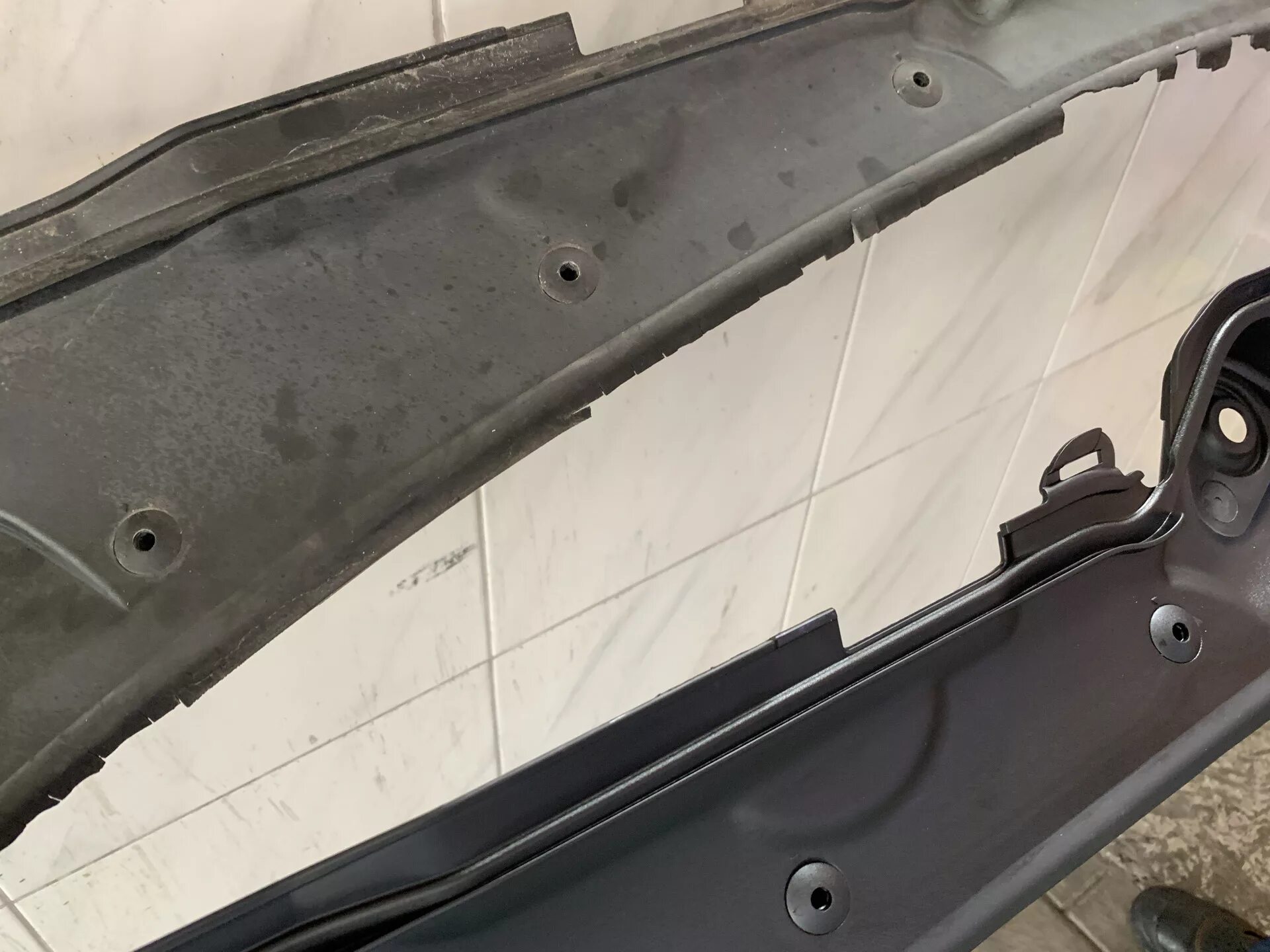 86132-b1000. E39 дренажи лобового стекла. Прадо 90 уплотнитель лобового стекла с низу. Планка конька односкатной кровли мягкой. Bb5z78022a68aa.