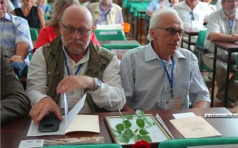 на конференцию приехали 2 ученых