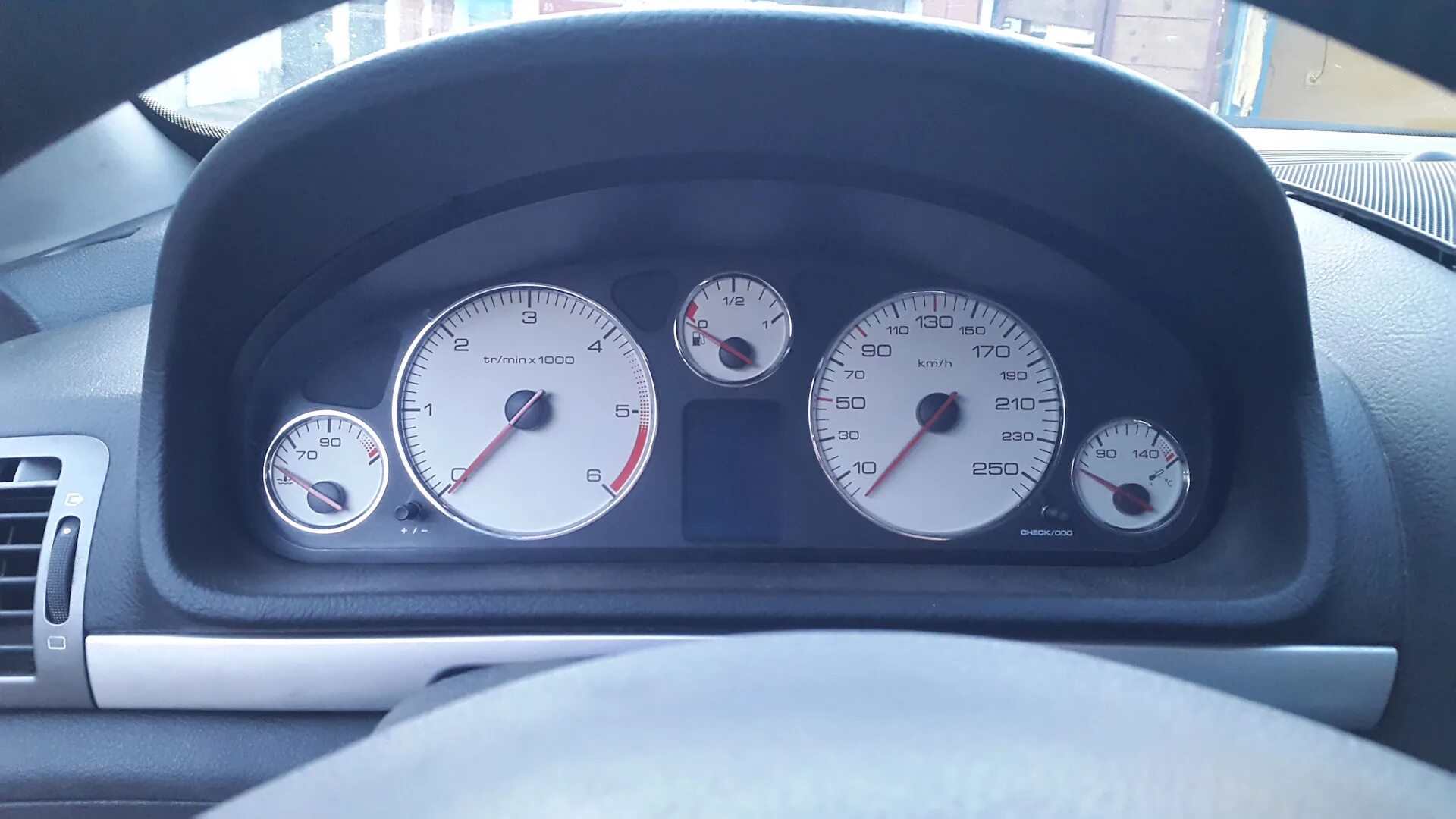Панель пежо 407. Щиток приборов пежо 407 2006. Панель пежо 407. Панель пежо 407. Приборная панель пежо 407.