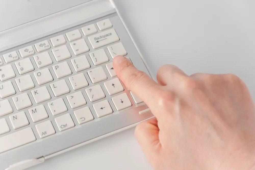 Клавиатура лежит на столе. Комбинация alt tab. Клавиатура на столе. Сохранить клавиатуру на рабочем столе. Клавиатура сверху на столе.