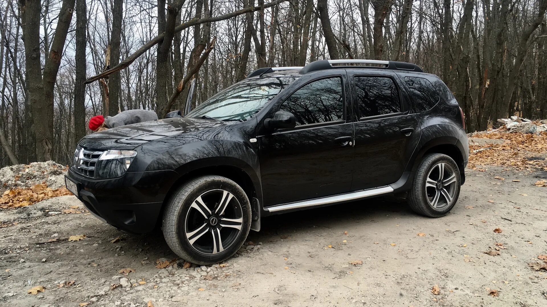 Renault drive 2. Рено Дастер черный тонированный. Черный тюнингованный Рено Дастер. Renault Duster Drive черный. 235 50 R18 на Дастер.