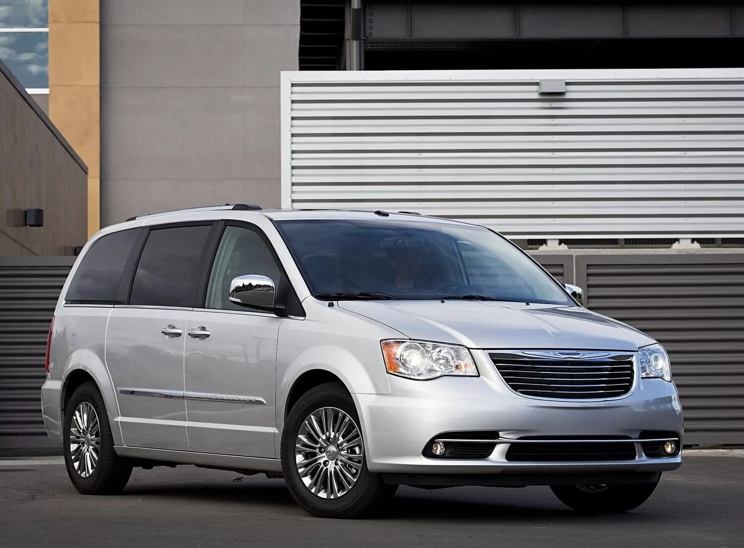 Крайслер 3 поколения. Минивэн Гранд Вояджер. Chrysler Town & Country. Минивэн Chrysler Grand Voyager. Крайслер Гранд Таун Кантри.