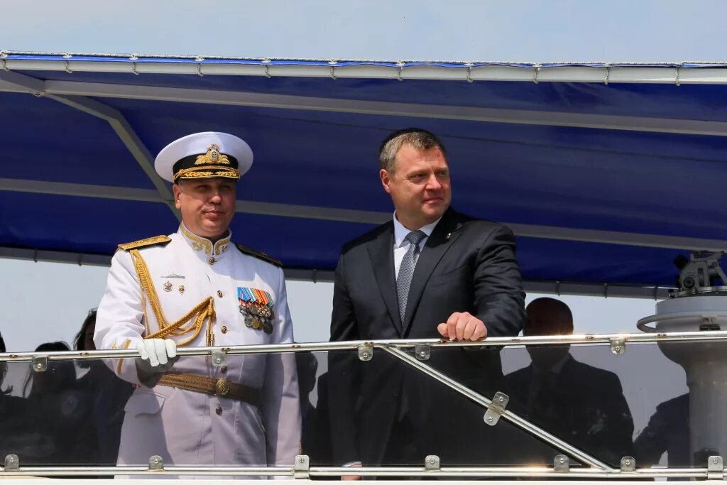 Вмф астрахань. Военный оркестр каспийской флотилии астрахань. Парад вмф в астрахани. Награждение военнослужащих. Моряки астрахани.