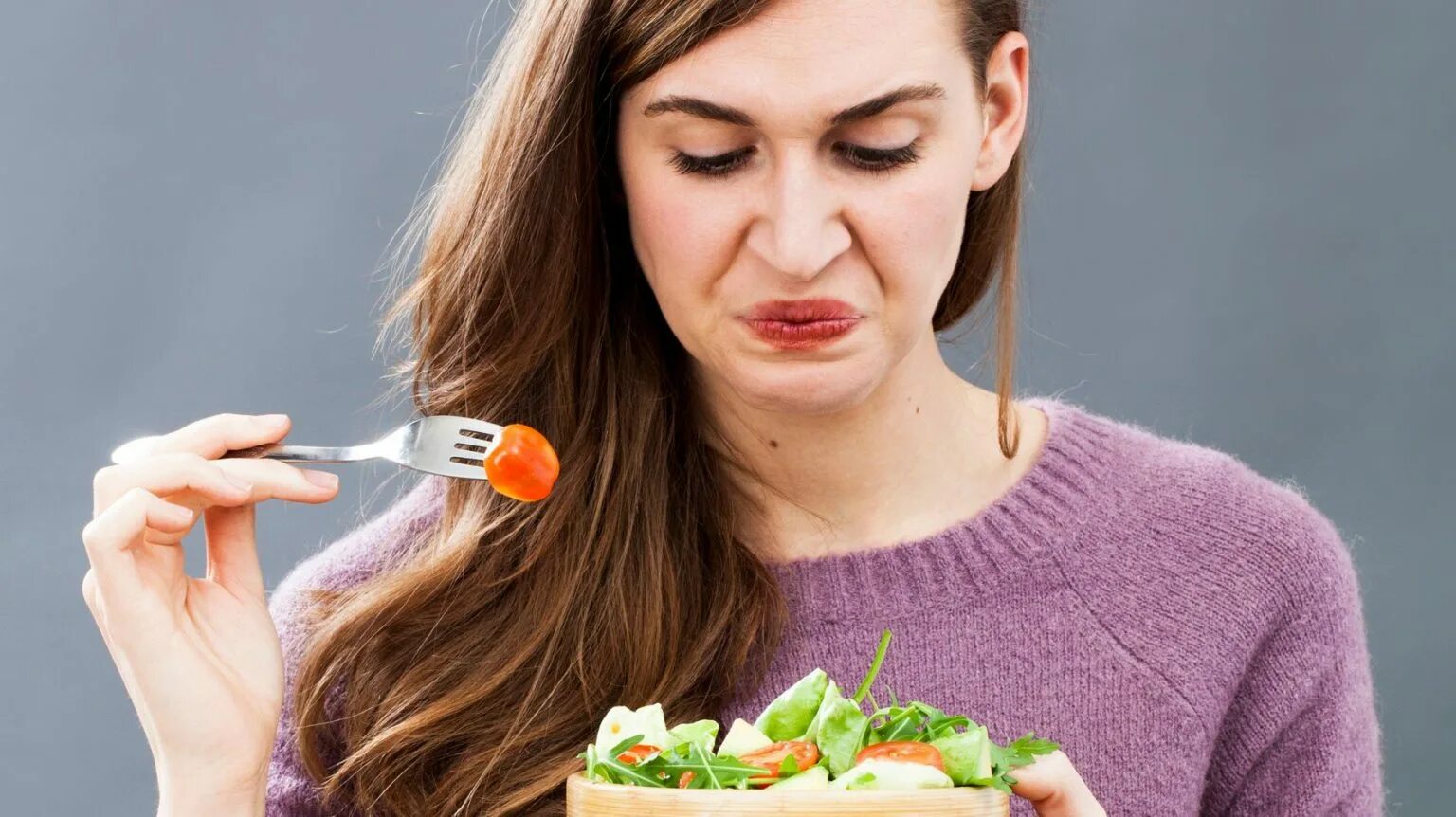 На еду хватает. Девушка ест пирожное. Много кушать. Почему вкусный. Повышенный аппетит.