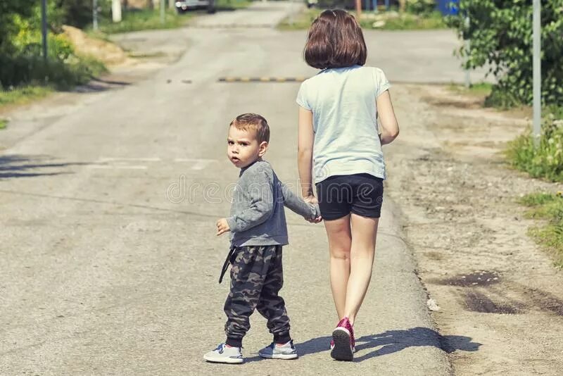 Папа с сыном на дороге. Отец и сын. Сын иди и человека. Мама с ребенком идут вперед. Папа и сын держатся за руки.