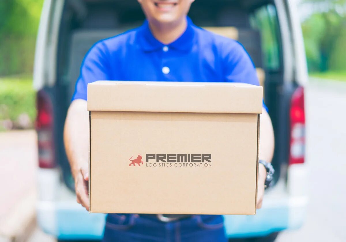 Доставщик с коробкой в руках. Delivery post. Your parcel. Курьер с посылкой. Склад посылок.