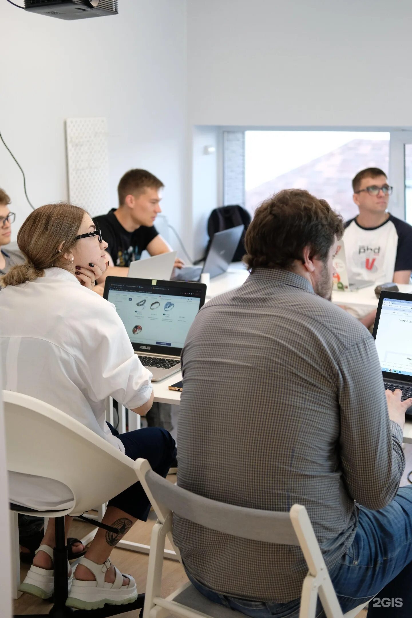 Международная академия информационных технологий ит хаб. Академия программист. Школа программирования. Программист веб дизайнер. Центр программирования и робототехники.