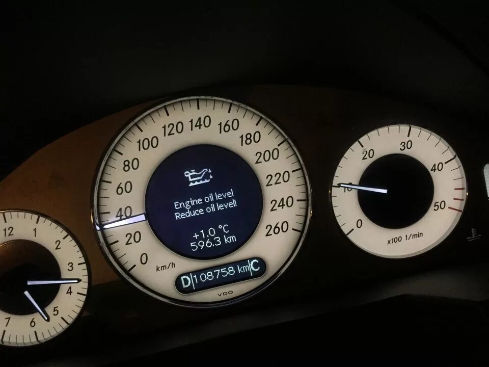 Check engine в w211. Уровень масла на мерседес w 240. Таблица уровня масла мерседес 211. Уровень масла мерседес w211. Уровень масла w211.