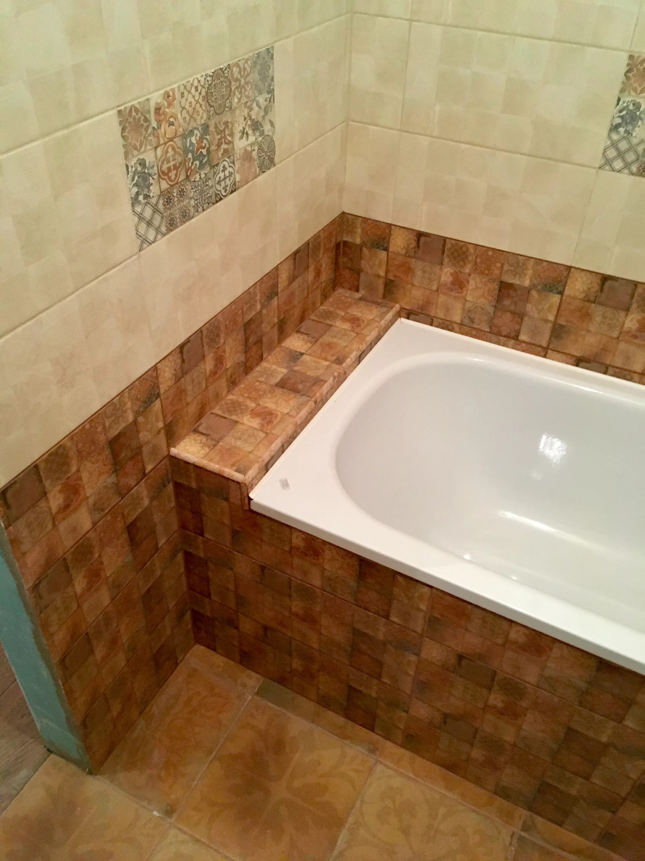 Соединение ванны со стеной. Полка между ванной и стеной для закрытия щелей. Между ванной и стеной. Пространство между ванной. Трубы между ванной и стеной.