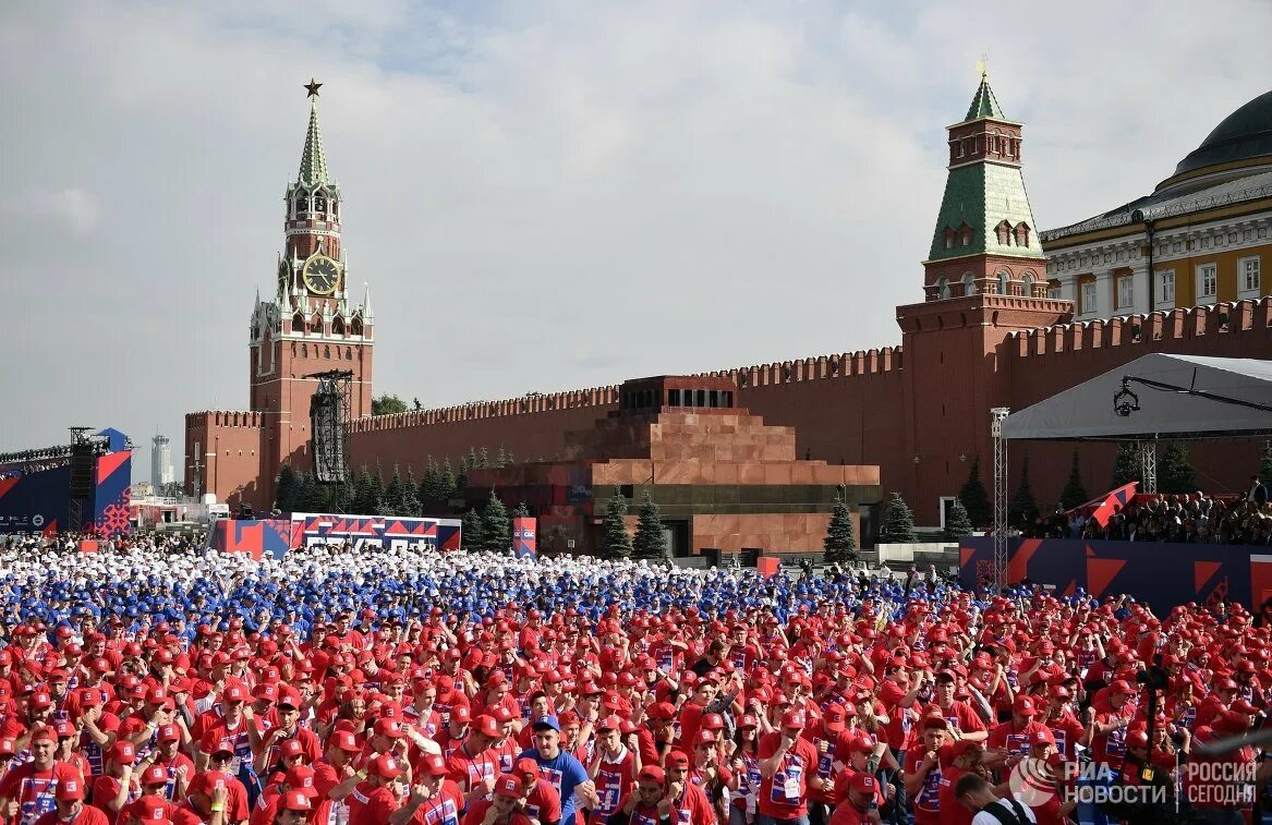 Многие российские. Народ на красной площади. Русские на красной площади. День России красная площадь. Красная площадь много людей.
