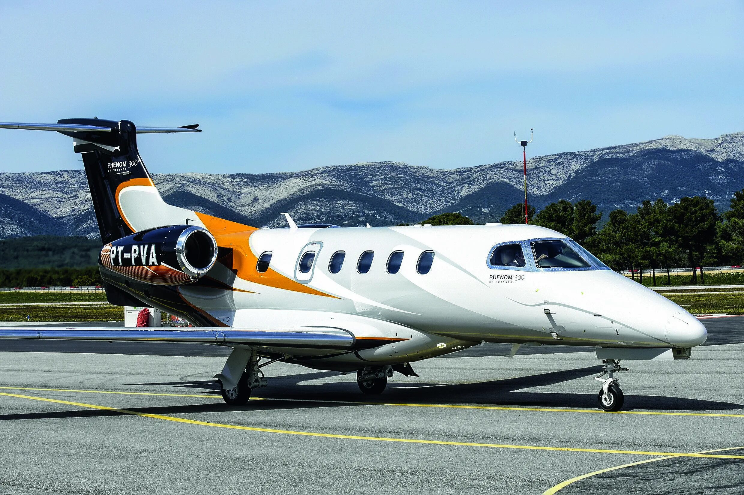 Самолет Эмбраер 300. Embraer Phenom 300e Jet. Phenom 300 самолет. Embraer 3 Jet.