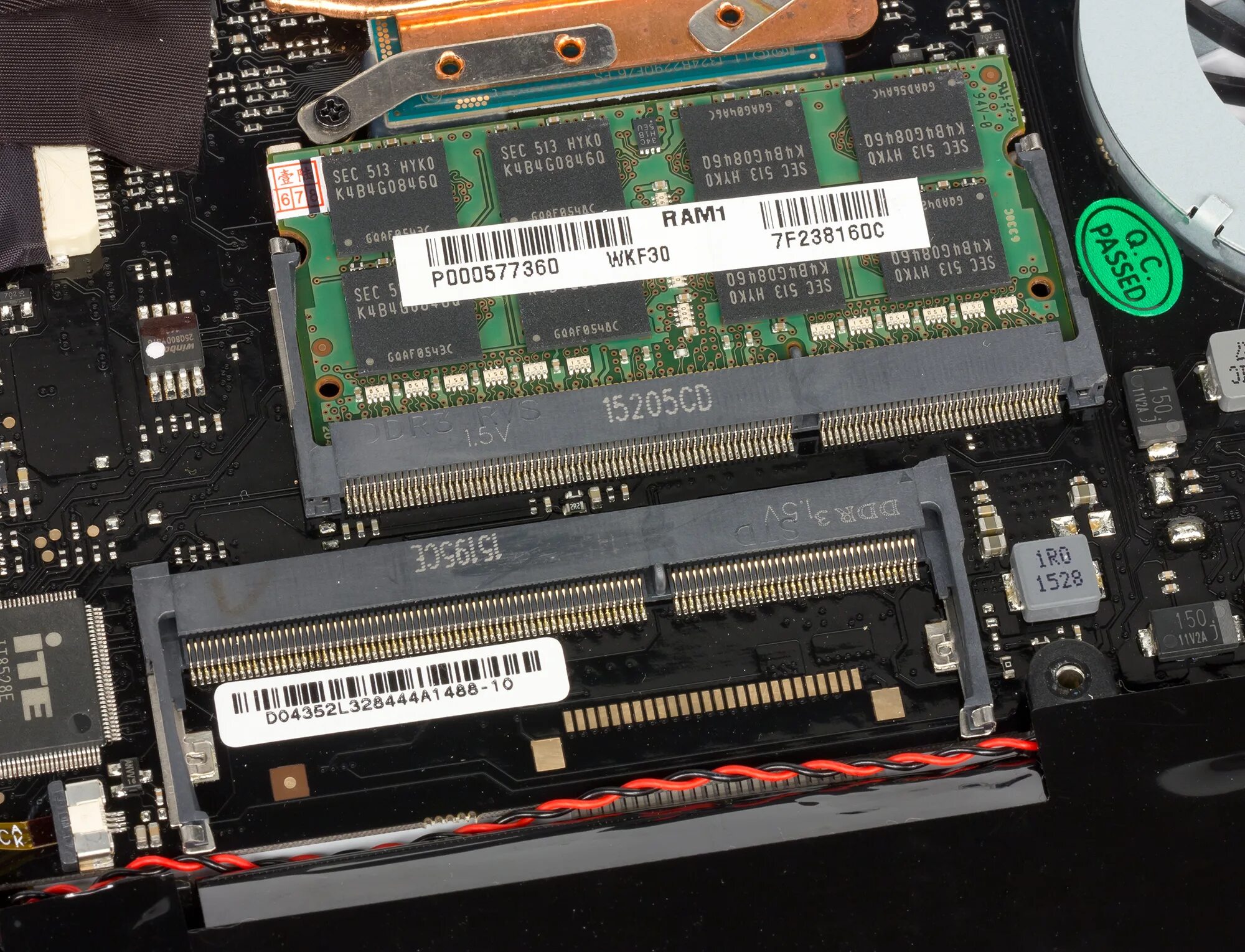 Ddr3 so-DIMM слот. Слот ddr4. Ноутбук слот для оперативной памяти ддр3. Слот для оперативной памяти ddr3. Memory slot