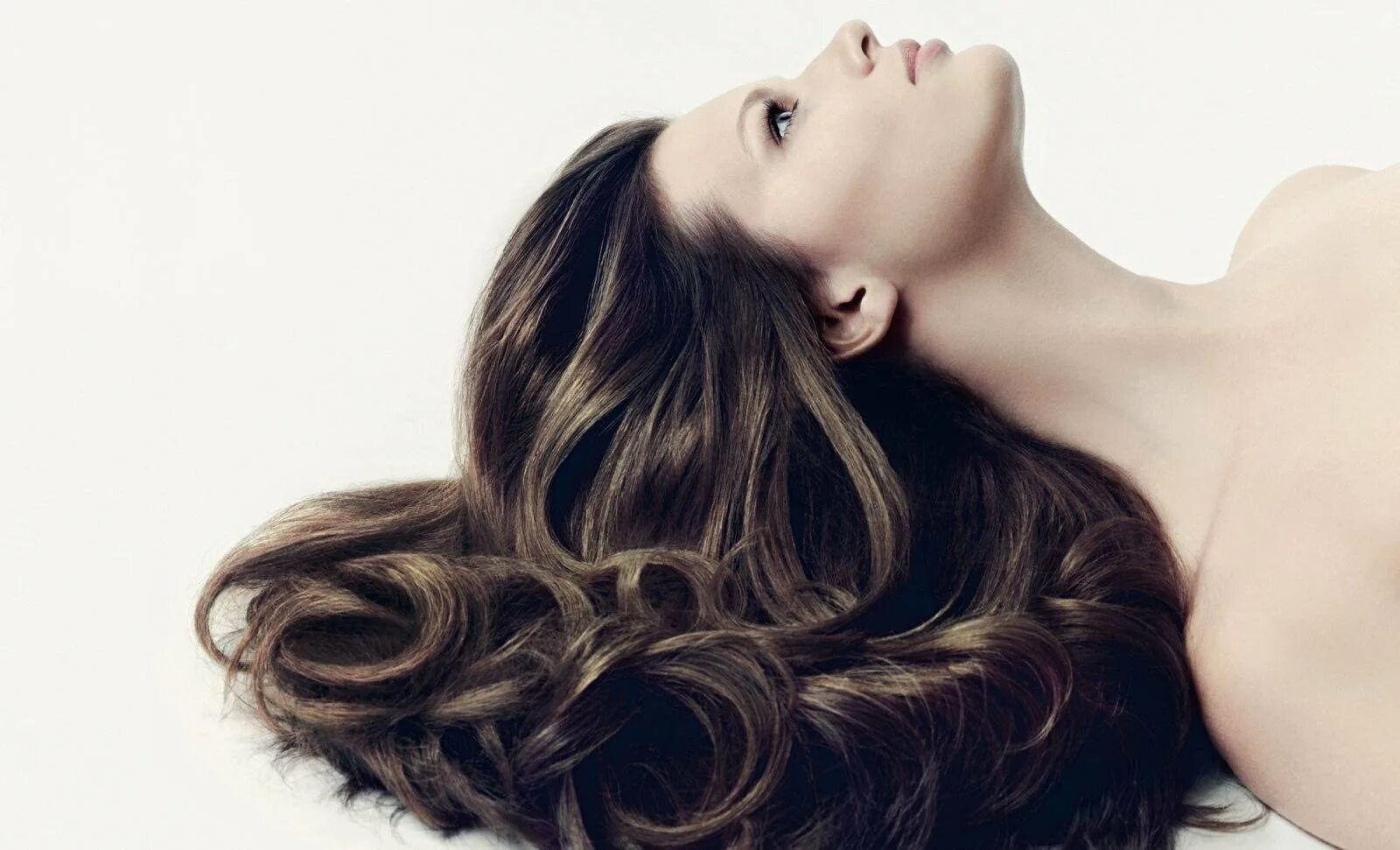 Бриджит саттерли в постели. Девушка лежит на спине. Волосы лежат. Густые волосы. Бриджит саттерли модель 2021.