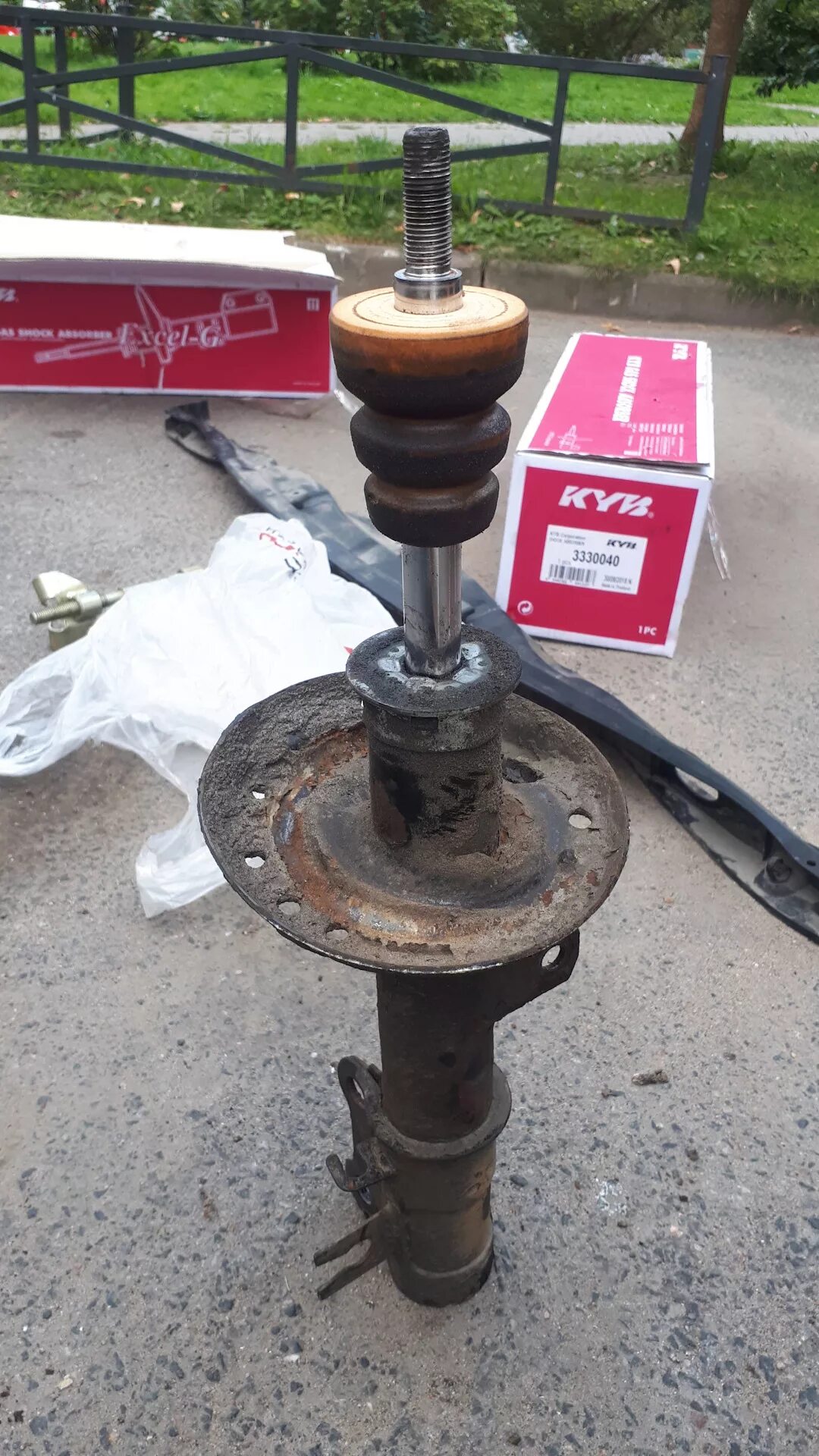 Стойка авео т300. Стойки передние шевроле авео т300. Стойка авео т300. Замена передних стоек авео. Замена передних пружин aveo t300.