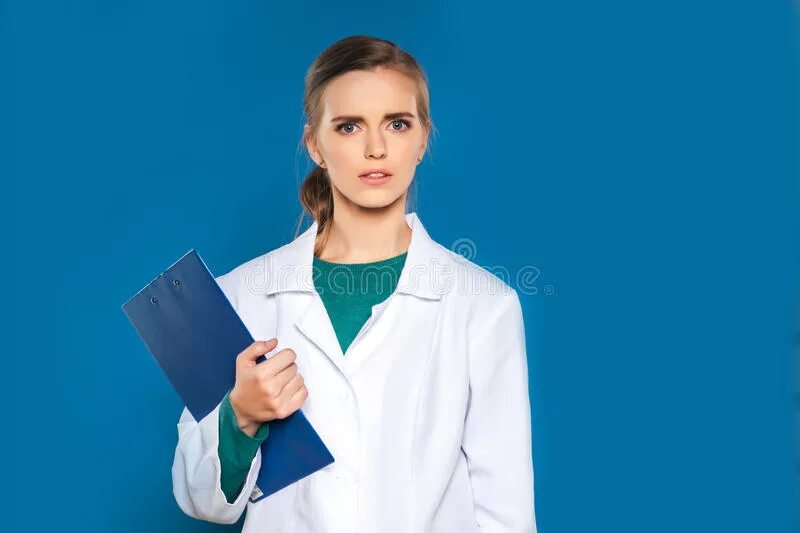 Читать врач и студентка. Студентка врач. Портрет врача на голубом фоне. Медик с папкой баннер на синем фоне. Картинка студентка врач.